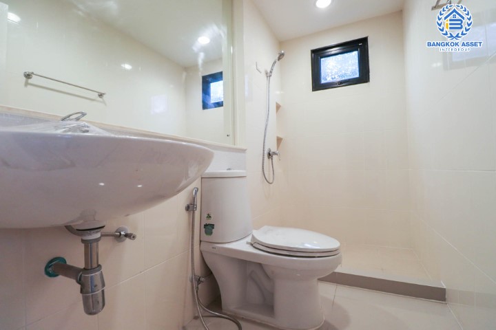 *****ทาวน์โฮมมือสองย่านนนทบุรี ม.บ้านกลางเมือง รัตนาธิเบศร์ หลังมุม! เนื้อที่ 25.6 ตร.ว. ฟังก์ชัน 3 ห้องนอน 3 ห้องน้ำ 2 ที่จอดรถ แถมฟรี! 4 เครื่องปรับอากาศ บ้านหันทิศเนือ บนทำเลเยี่ยม ใกล้รถไฟฟ้าสายสีม่วง "สถานีแยกนนทบุรี 1" เพียง 10 นาที